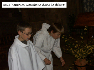 Deux hommes marchent dans le désert.